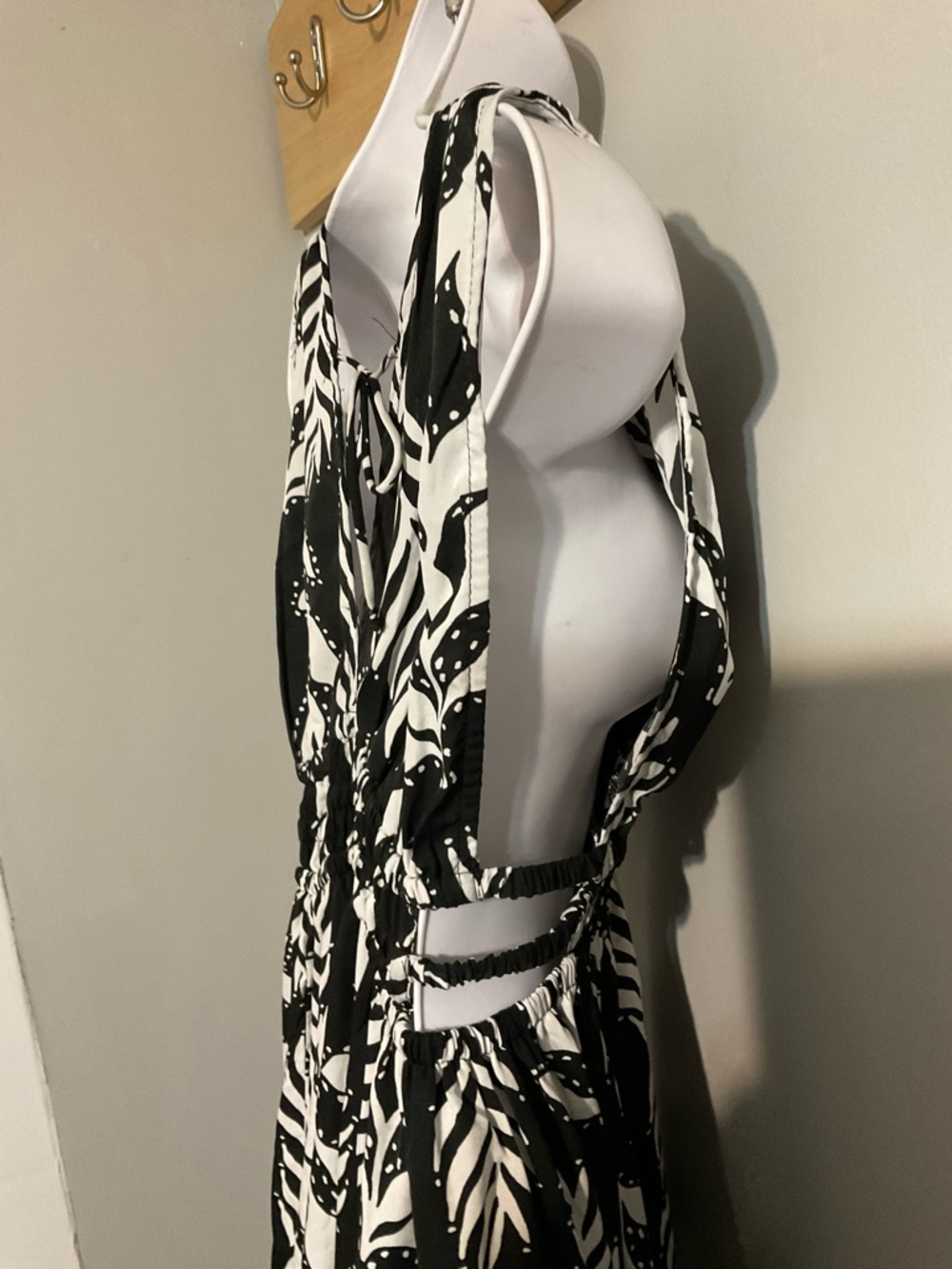 NWT Indulge in Style Black & White Leaf-Print V-Neck Maxi Dress Medium - Picture 5 of 8